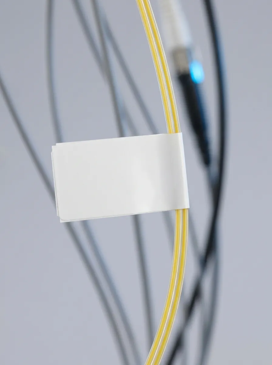 Flag label projecting perpendicular from a thin fiber cable for a large readable surface.